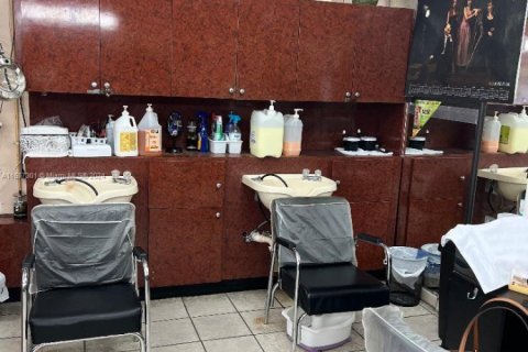 Commercial property in Hialeah, Florida № 1956963 - photo 4