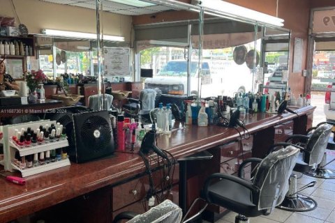 Commercial property in Hialeah, Florida № 1956963 - photo 5