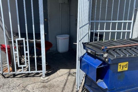 Commercial property in Hialeah, Florida № 1956963 - photo 13