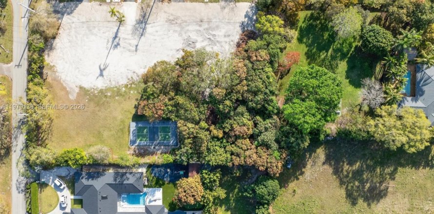 Land in Miami, Florida № 2091148