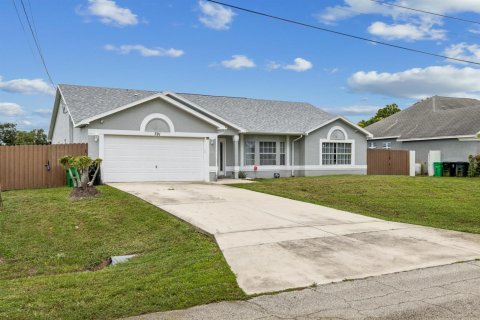 Casa en Port St. Lucie, Florida 3 dormitorios, 176.51 m2 № 2382918