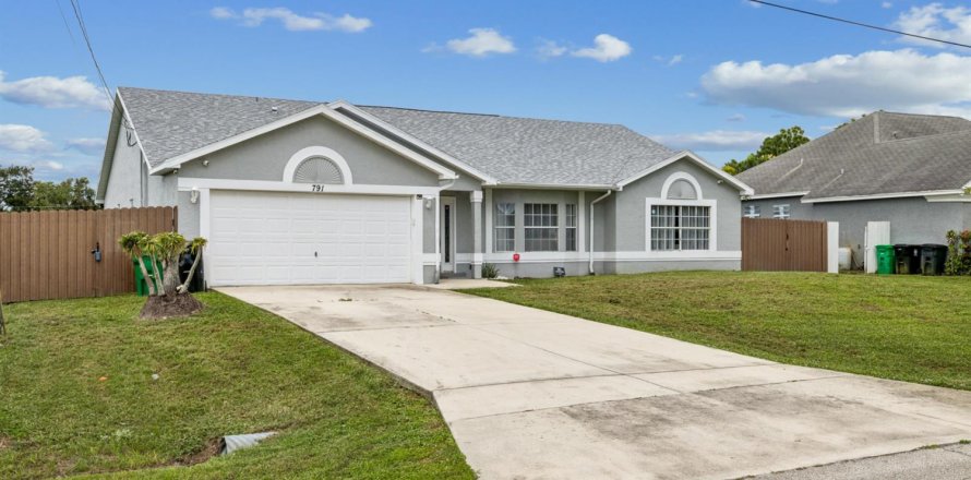 Casa en Port St. Lucie, Florida 3 dormitorios, 176.51 m2 № 2382918