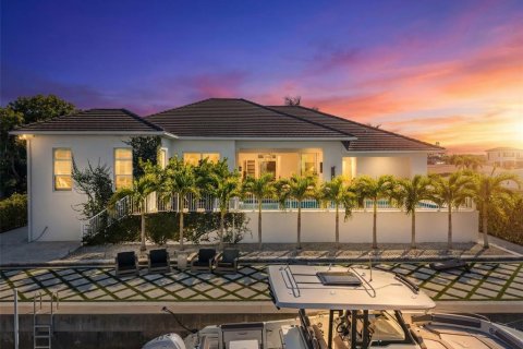 House in Sarasota, Florida 4 bedrooms, 285.86 sq.m. № 2237049