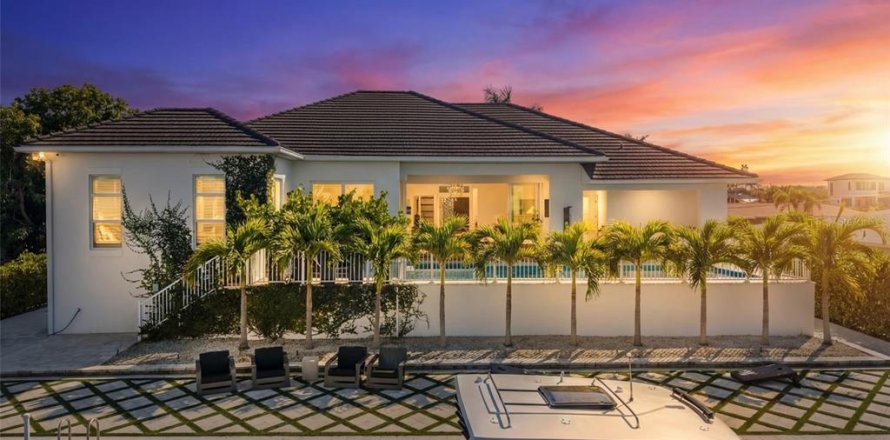 House in Sarasota, Florida 4 bedrooms, 285.86 sq.m. № 2237049