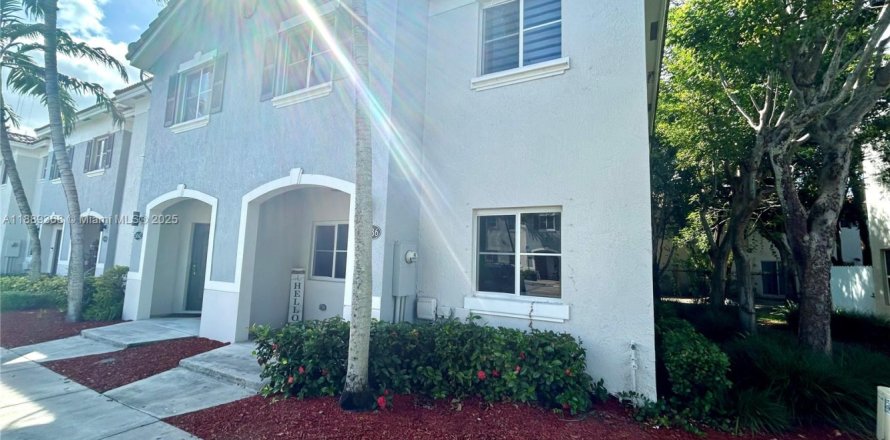 Townhouse in Homestead, Florida 3 bedrooms, 141.03 sq.m. № 2013758