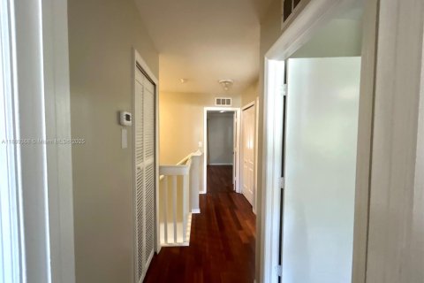 Townhouse in Homestead, Florida 3 bedrooms, 141.03 sq.m. № 2013758 - photo 19