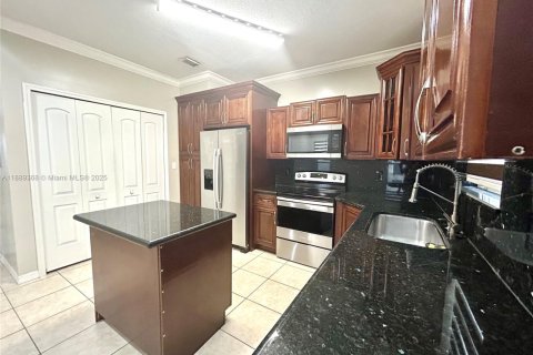 Townhouse in Homestead, Florida 3 bedrooms, 141.03 sq.m. № 2013758 - photo 14