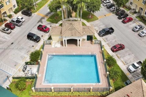 Townhouse in Homestead, Florida 3 bedrooms, 141.03 sq.m. № 2013758 - photo 5