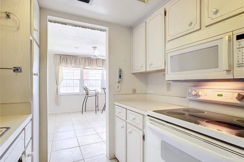 Condo in Saint Petersburg, Florida, 1 bedroom  № 1125389 - photo 15