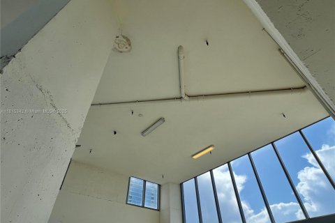 Commercial property in Miami, Florida № 1766874 - photo 3