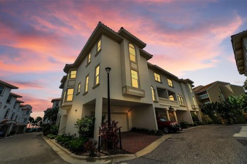 Townhouse in Dunedin, Florida 3 bedrooms, 271.09 sq.m. № 2203847