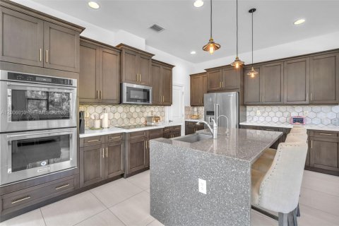 Villa ou maison à louer à Pembroke Pines, Floride: 4 chambres, 222.69 m2 № 2071069 - photo 9