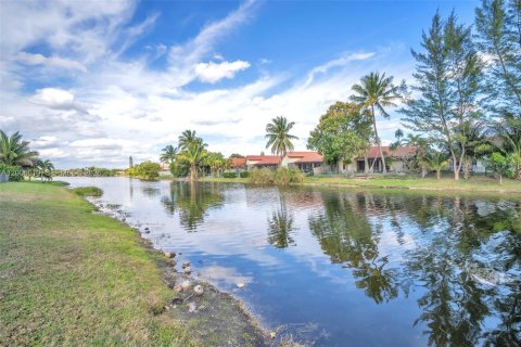 Villa ou maison à louer à Pembroke Pines, Floride: 4 chambres, 222.69 m2 № 2071069 - photo 30