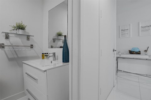 Condo in Miami, Florida, 1 bedroom  № 1816384 - photo 26