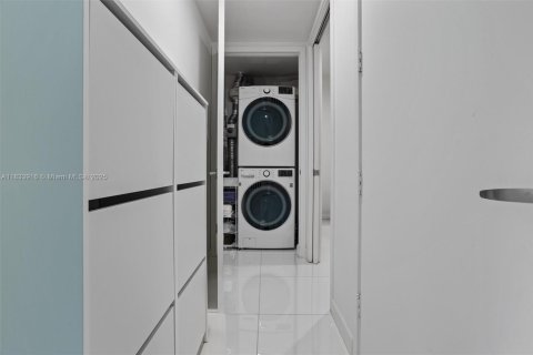 Condo in Miami, Florida, 1 bedroom  № 1816384 - photo 25