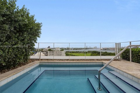 Condo in Miami, Florida, 1 bedroom  № 1816384 - photo 12