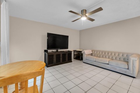 Condo in Fort Lauderdale, Florida, 2 bedrooms  № 2375007 - photo 25