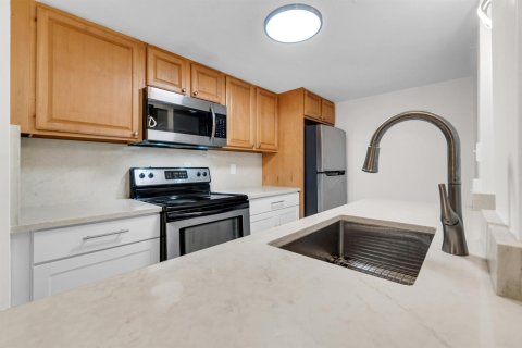 Condo in Fort Lauderdale, Florida, 2 bedrooms  № 2375007 - photo 6