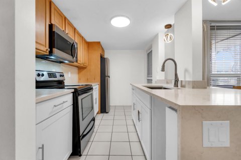 Condo in Fort Lauderdale, Florida, 2 bedrooms  № 2375007 - photo 10