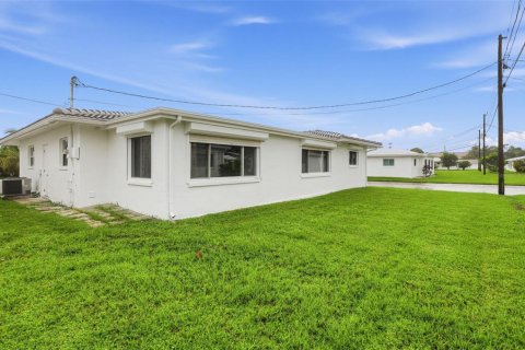 Villa ou maison à vendre à Pinellas Park, Floride: 2 chambres, 147.44 m2 № 2410190 - photo 3