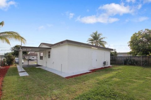 House in North Lauderdale, Florida 3 bedrooms, 106.37 sq.m. № 1969750 - photo 9