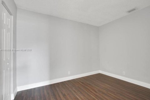 House in North Lauderdale, Florida 3 bedrooms, 106.37 sq.m. № 1969750 - photo 10