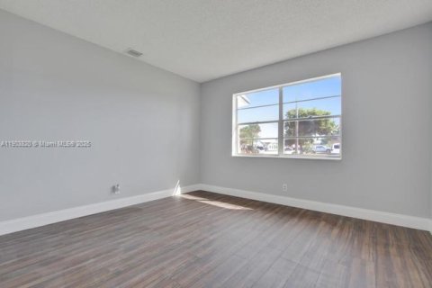 House in North Lauderdale, Florida 3 bedrooms, 106.37 sq.m. № 1969750 - photo 13