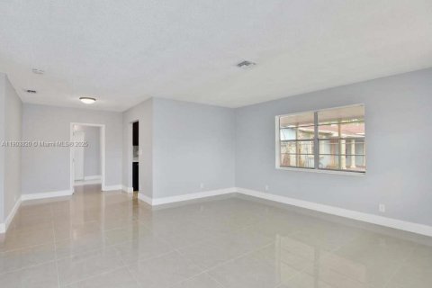 House in North Lauderdale, Florida 3 bedrooms, 106.37 sq.m. № 1969750 - photo 3