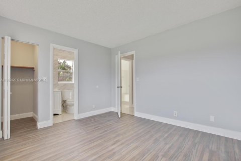 House in North Lauderdale, Florida 3 bedrooms, 106.37 sq.m. № 1969750 - photo 21