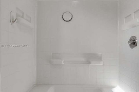 House in North Lauderdale, Florida 3 bedrooms, 106.37 sq.m. № 1969750 - photo 6