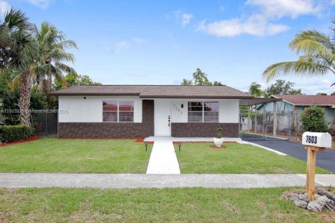 House in North Lauderdale, Florida 3 bedrooms, 106.37 sq.m. № 1969750 - photo 1