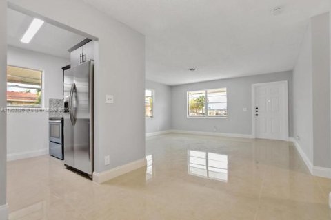 House in North Lauderdale, Florida 3 bedrooms, 106.37 sq.m. № 1969750 - photo 5