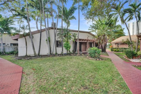 Casa en venta en Hallandale Beach, Florida, 3 dormitorios, 150.87 m2 № 1989352 - foto 2