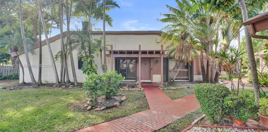 Casa en Hallandale Beach, Florida 3 dormitorios, 150.87 m2 № 1989352