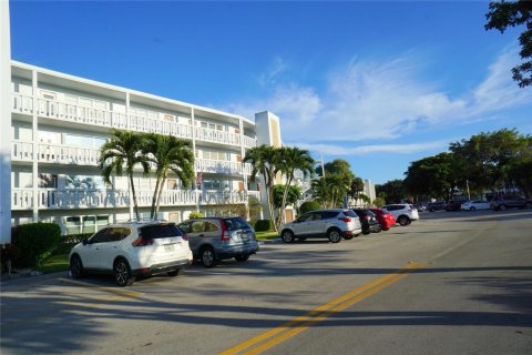 Condo in Deerfield Beach, Florida, 1 bedroom  № 2253581 - photo 2