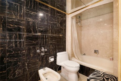 Купить кондоминиум в Майами, Флорида 1 комната, 215.53м2, № 2034891 - фото 23