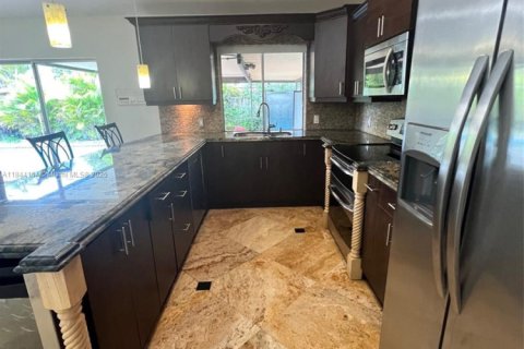 Villa ou maison à louer à Miami, Floride: 4 chambres, 169.18 m2 № 1839356 - photo 12