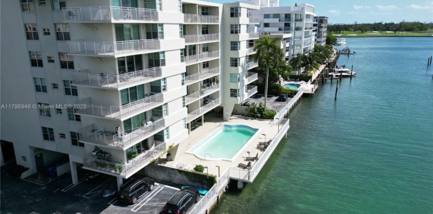 Condo in Bay Harbor Islands, Florida, 1 bedroom  № 1874320