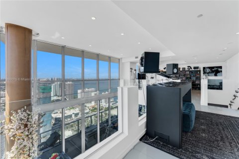 Condominio en venta en Miami, Florida, 2 dormitorios, 280.29 m2 № 1939288 - foto 11
