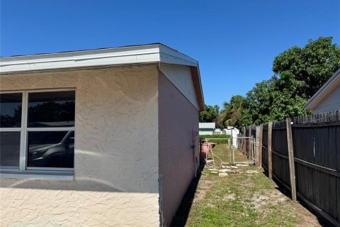 Villa ou maison à louer à Pinellas Park, Floride: 3 chambres, 106.84 m2 № 2414074 - photo 2