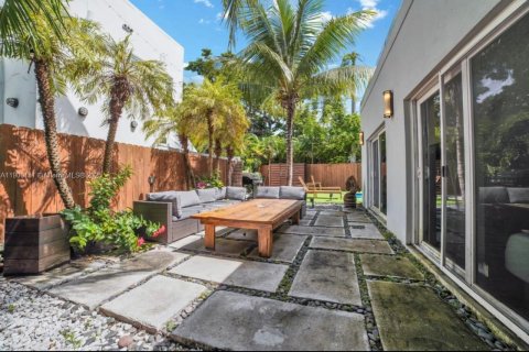 Apartment in Miami, Florida 2 bedrooms, 65.03 sq.m. № 1952669 - photo 2