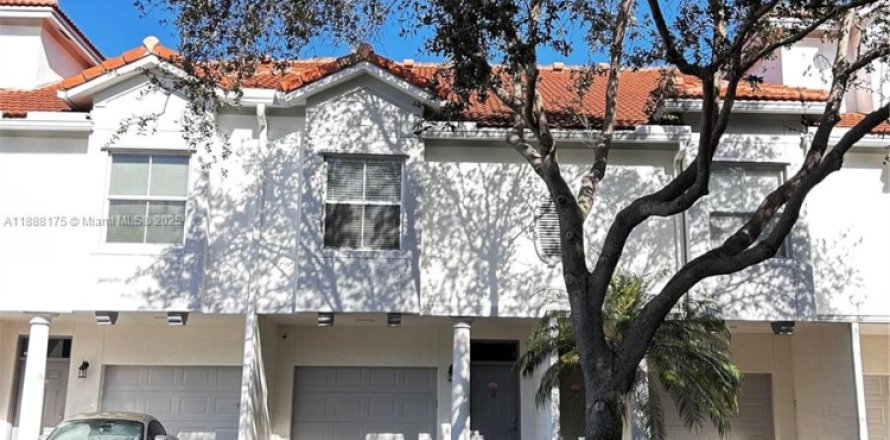 Townhouse in Delray Beach, Florida 2 bedrooms, 121.7 sq.m. № 1942242