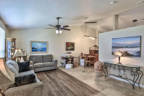 House in Edgewater, Florida 4 bedrooms, 273.5 sq.m. № 2202187 - photo 6