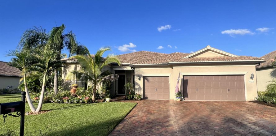 House in Palm City, Florida 3 bedrooms, 237.37 sq.m. № 2426117