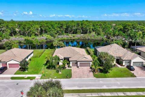 House in Palm City, Florida 3 bedrooms, 237.37 sq.m. № 2426117 - photo 2