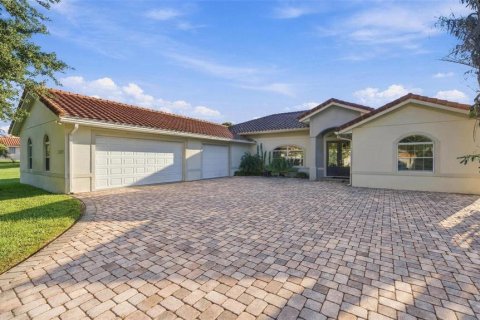 House in Clermont, Florida 4 bedrooms, 259.66 sq.m. № 2418691