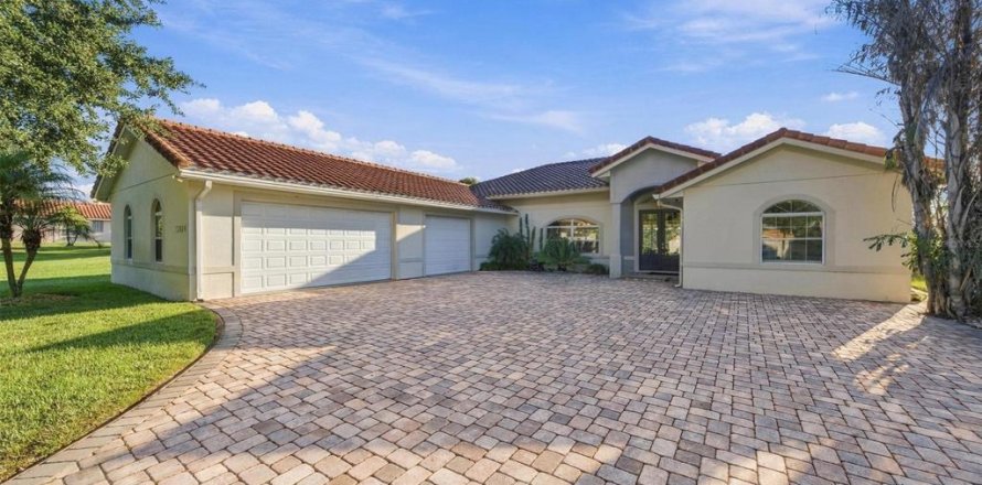House in Clermont, Florida 4 bedrooms, 259.66 sq.m. № 2418691