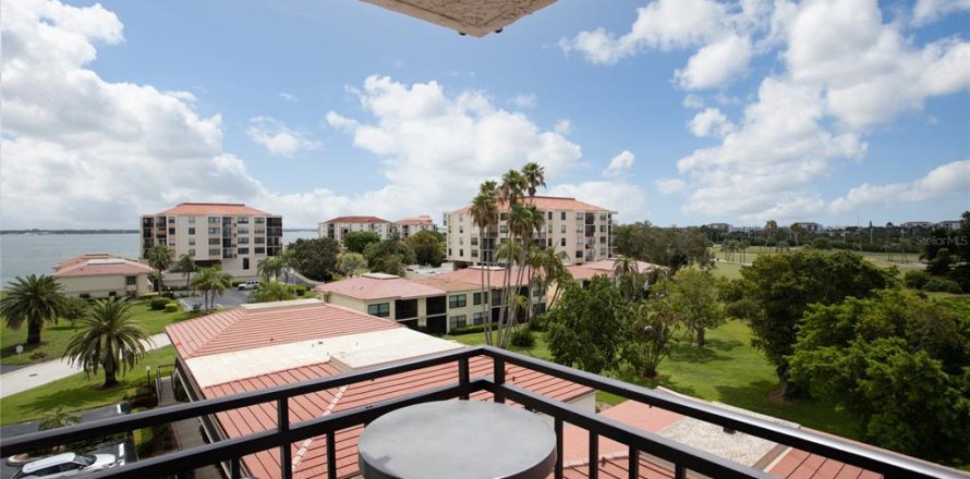 Condo à Saint Petersburg, Floride, 2 chambres № 2234152