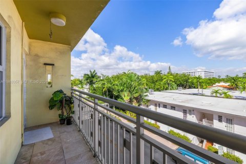 Condo in Miami Beach, Florida  № 2026419 - photo 12