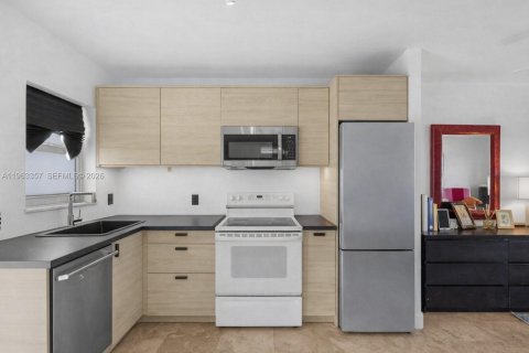 Condo in Miami Beach, Florida  № 2026419 - photo 2